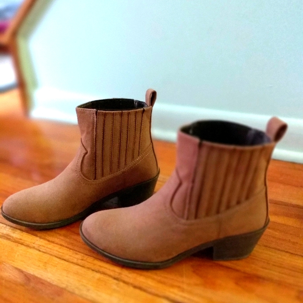Womans ankle boots 6.% tan